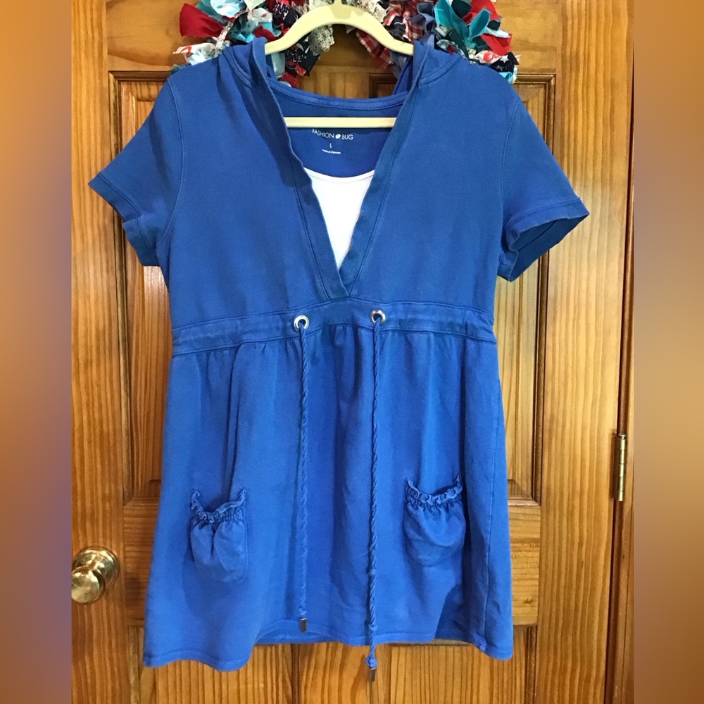 Woman’s size is a large fashion bug short sleeve, hooded top with pockets